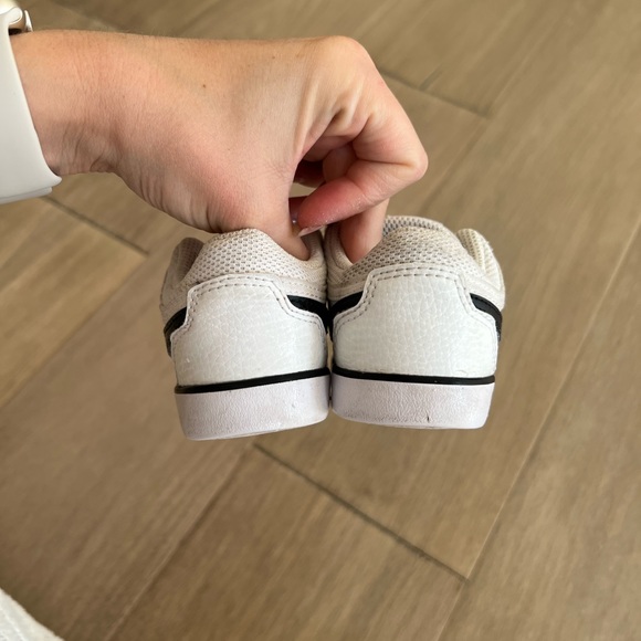 Toddler Nike shoe - Picture 5 of 6